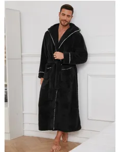 Vue détaillée du peignoir en peluche pour homme avec capuche, tissu noir et bordure blanche élégante.