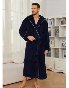 Vue de détail du peignoir en peluche polaire bleu marine pour homme avec capuche et bordure.
