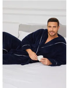 Vue rapprochée d'un peignoir homme bleu foncé en polaire douce avec détails blancs.