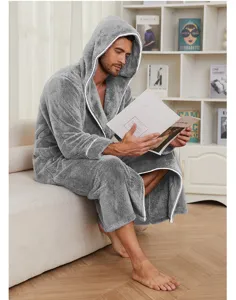 Peignoir homme douillet en polaire avec capuche, gris et liseré blanc pour l'hiver.