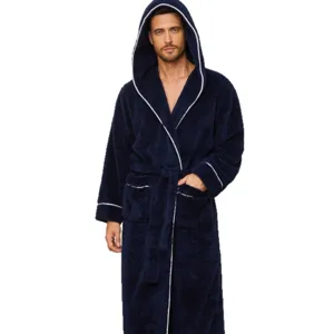 Peignoir de bain homme en polaire bleu marine avec capuche et liseres blancs doux et chaud.