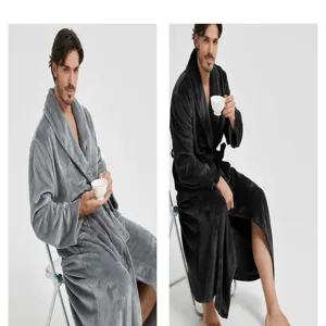 Plüsch Flanell Bademantel für Herren mit Schalkragen und Gürtel zu Hause. Detailansicht.