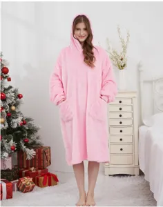 Gemütliche rosa Plüsch Oversize Kapuzen Decke Loungewear Detail, warme Fleece Schlafbekleidung.