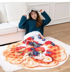 Scène détaillée d'une couverture ronde créative motif gaufre avec fruits et crème.