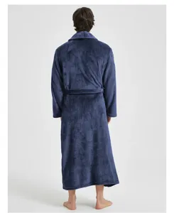 Rückansicht eines kuscheligen dunkelblauen Flanell-Bademantels mit langen Ärmeln und Revers.