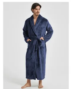 Herren Fleece Morgenmantel Detail mit kuscheligem Reverskragen, Bindegürtel und Taschen.