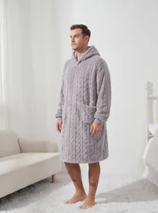 Gemütliche graue Fleece-Decke mit Kapuze und großer Vordertasche für gemütliche Tage zu Hause.