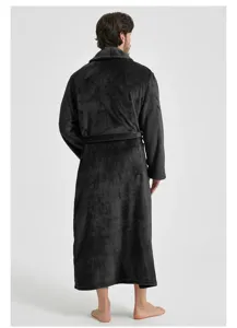 Detailansicht der Rückseite eines Plüsch-Flanell-Bademantels für Herren mit klassischem Revers.