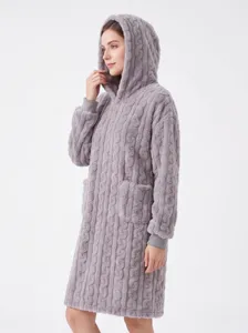 Gemütlicher Damen Fleece Bademantel mit Kapuze, weiche Plüsch Loungewear mit Zopfmuster.