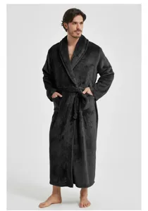 Detailaufnahme des weichen Flanellstoffes mit klassischem Revers und praktischem Gürtel.