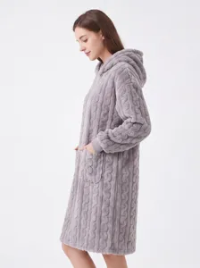 Gemütlicher Plüsch-Bademantel mit Kapuze für Herbst und Winter, weiche Fleece-Textur, Seitentaschen.