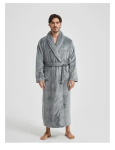 Grauer Flanell Bademantel fuer Herren, langer Schlafanzug mit Guertel und Taschen fuer Zuhause.