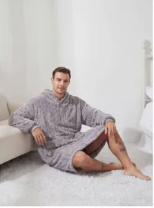 Bequeme Oversize Fleece Decke mit Kapuze als kuschelige Loungewear für den Winter.