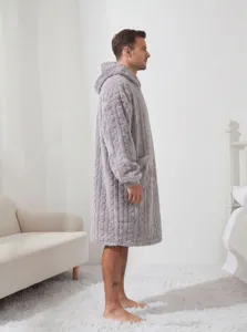Gemütlicher grauer Kuscheldeckenmantel mit Kapuze Detailaufnahme im modernen Schlafzimmer