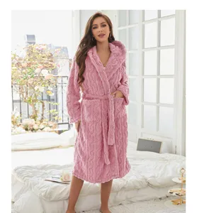 Gemütlicher rosa Fleece-Bademantel mit Kapuze und Zopfstrickmuster, warme Damen-Schlafbekleidung.