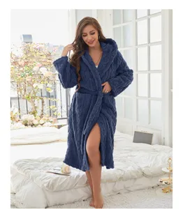 Gemütlicher Plüsch-Bademantel mit Zopfmuster, warme Homewear für kalte Wintertage ideal.