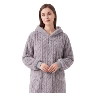 Bequemer Plüsch Kapuzen-Loungewear-Mantel für gemütliche Herbst- und Wintertage zu Hause.