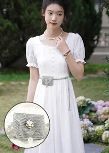 Detailaufnahme der eleganten Strass-Taillenkette mit Kamelienblüte und schönen Perlen.