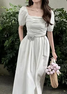 Detailaufnahme der eleganten Perlen-Taillenkette mit Mini-Tasche, stilvolles Kleider-Accessoire.