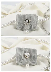 Detailansicht der glitzernden Strass-Mini-Gürteltasche mit Perlen-Kamelien-Dekor.