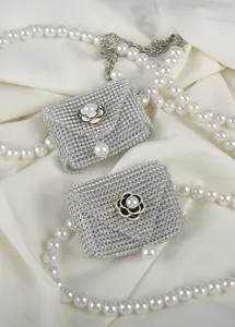 Nahaufnahme der Mini-Strass-Taillentasche mit Perlenkette und Kamelienblüten-Dekor.
