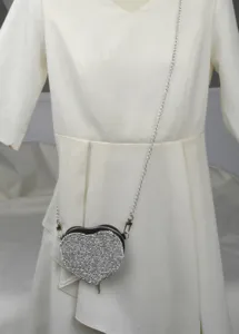 Hartvormige strass taille tas met zilveren metalen ketting, stijlvol en trendy accessoire.