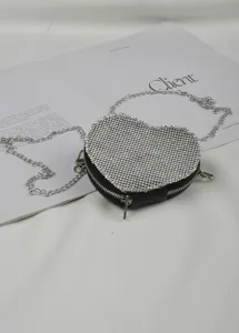 Hartvormige strass taille tas detail opname, stralende kristal ketting mode accessoire.