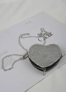 Hartvormige strass crossbody kettingtas detailopname, schitterend kristalontwerp.