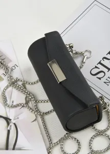 Kleine zwarte cylinder lippenstift tas van leer met zilveren metalen ketting.