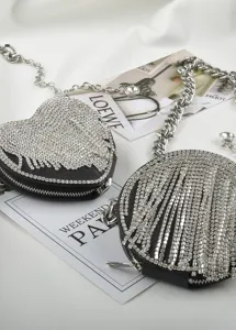 Primer plano detallado de bolsos brillantes con pedrería en forma de corazón y redondos.
