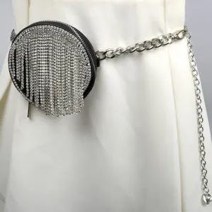 Elegante riñonera redonda con flecos de pedrería y cinturón de cadena plateada accesorios main