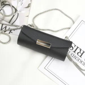 Zwarte cilindrische mini lipstick schoudertas met zilveren ketting stijlvolle mode accessoire