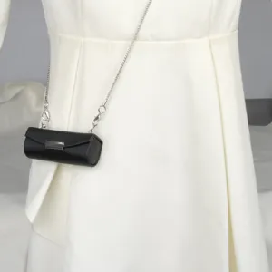 Zwarte cilindrische minitas met zilveren ketting stijlvolle lichaamstailleketting accessoire