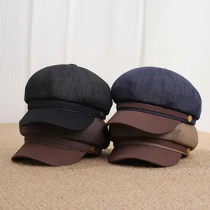 Détail de casquette gavroche rétro, chapeau octogonal en denim patchwork pour femmes.