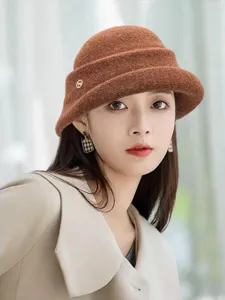 Vue détaillée du chapeau de bassin en laine pour femme, élégant bob marron style.