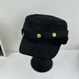 Schwarze Wildleder-Flatcap im Detail mit Vintage-Metallknöpfen und Streetwear-Design.