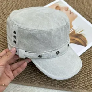 Graue Veloursleder Flachkopf Kadettenkappe Damen Retro Militär Mütze Detail Frühling Sommer.