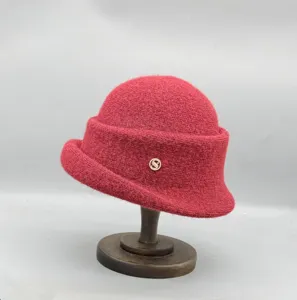 Vue detaillee chapeau cloche laine femme automne hiver retro style Hepburn chapeau accessoire elegant.