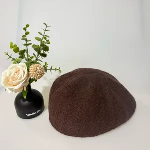Dettaglio di berretto in maglia marrone, stile retro chic autunno inverno donna elegante
