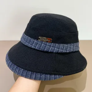 Λεπτομερής όψη του μαύρου μάλλινου καπέλου bucket με μπλε καρό γείσο και λογότυπο.