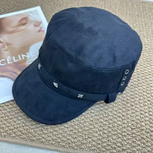 Schwarze Cadet-Mütze im Wildleder-Look mit stylischen Nieten und Ösen im Detail.