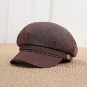 Vue détaillée de la casquette gavroche marron rétro, belle texture de tissu.
