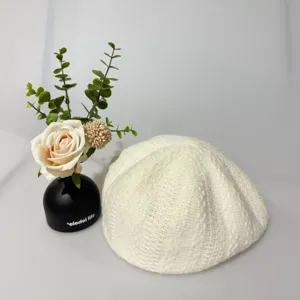 Berretto in maglia bianca vintage da donna, elegante cappello da pittore in stile letterario.