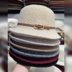 Chapeau Bob Style Rétro Français pour Femme Chapeau de Pêcheur Élégant Style Hepburn avec Sangle en Cuir Boucle Métallique Chapeau d'Hiver Chaud