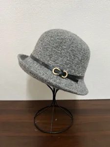 Chapeau cloche femme en feutre style rétro élégant avec détail de ceinture en cuir hiver