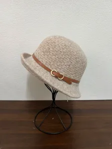 Chapeau cloche tricoté effet laine avec ceinture en cuir marron et boucle métal rétro