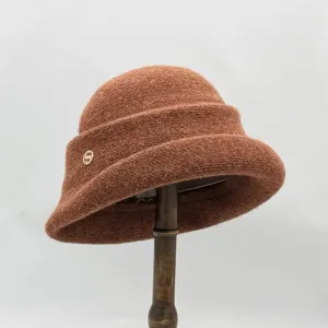 Élégant chapeau cloche en tricot marron de style français, chapeau seau chaud automne hiver.