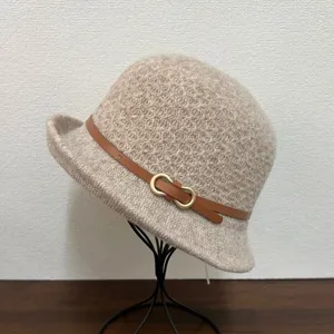 Chapeau seau effet laine femme hiver vintage cloche en tricot avec ceinture en cuir.