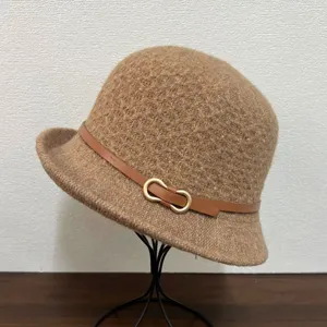 Chapeau cloche marron en melange de laine avec ceinture en cuir et boucle metallique.