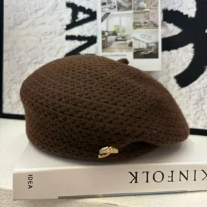 Koreanische hohle Strickbereit für Damen, atmungsaktiver stylischer Malerhut in Dunkelbraun.